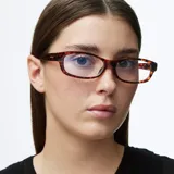 Lentes blueblocker de diseño rectangular con montura carey, fabricados para proteger la visión de la luz azul de pantallas digitales.