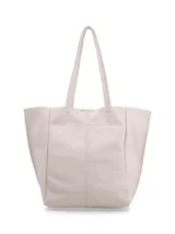 Cartera tipo shopper color crudo, confeccionada en cuero, de diseño amplio y sin forro con terminaciones al corte. Cuenta con doble asa de hombro y bolsillo interior con cierre.