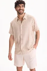 Bermuda de lino negro con cintura elastizada y cordón ajustable.