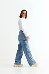 Jean cargo de tiro medio y corte recto, confeccionado en denim azul claro. Presenta bolsillos laterales tipo cargo, costuras horizontales a la altura de la rodilla y bolsillos traseros clásicos.