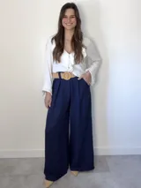 Pantalón italiano tipo wide leg, color verde militar, confeccionado en tela liviana y fresca. Incluye bolsillos laterales, elástico en la cintura y cinto de yute elastizado.