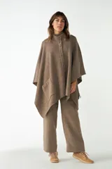 Capa marrón de tejido de punto con cuello alto abotonado y bolsillos delanteros.