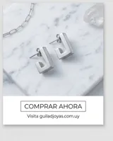 Caravanas de acero italiano con diseño rectangular y lámina de acrílico blanca.