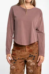 Remera de manga larga con cuello redondo, confeccionada en algodón lavado con efecto desgastado. Presenta un corte oversize y una textura suave y resistente.