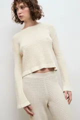 Sweater negro de punto calado con cuello redondo y mangas largas acampanadas.