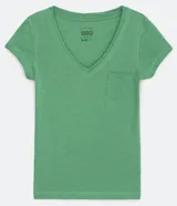 Remera básica de algodón color verde claro con escote en V, manga corta y un pequeño bolsillo frontal en el pecho.