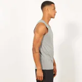 Musculosa gris de algodón, con cuello redondo y sisas anchas.