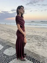 Vestido corto azul marino de terciopelo, con diseño asimétrico de un solo hombro, frunces en todo el cuerpo y un detalle lateral largo con caída.