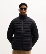 Campera puffer ultraligera de cuello alto con cierre frontal por cremallera y bolsillos laterales. Diseño acolchado con relleno sintético.