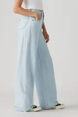 Pantalón de jean celeste claro, corte holgado y tiro alto.