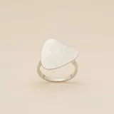 Anillo de plata 925 con diseño de superficie lisa y forma irregular, con una banda delgada.