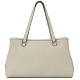 Cartera tipo tote de cuero sintético color gris, con doble asa de hombro y cadena colgante plateada con dijes de letras que forman la marca. Presenta el logo de Guess en la parte frontal y herrajes plateados.