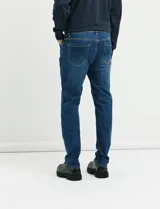 Pantalón de jean con diseño de cinco bolsillos y corte recto slim.