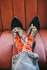 Zapato blucher de terciopelo negro con estampado de estrellas plateadas, puntera plateada brillante y cordones negros. Interior de cuero y suela de cuero.