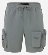 Bermuda cargo masculina marca Blue Steel, en color marrón, con cintura elástica con cordón de ajuste y bolsillos tácticos laterales con solapa y cremallera.