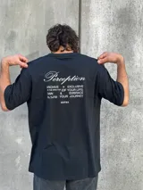 Remera negra de corte oversize con estampado en la espalda con la palabra "Perception" y un texto con mensajes motivacionales.
