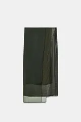 Falda tipo pareo de tiro bajo con estampado geométrico en tonos verdes y naranjas. Confeccionada en viscosa 100%, tiene un bajo asimétrico y cierre lateral con cremallera oculta.