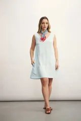 Vestido corto sin mangas, color celeste claro, con escote en V y costuras visibles en contraste.