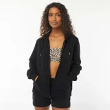 Buzo negro con capucha y cierre frontal con cremallera.