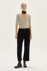 Remera de manga tres cuartos, corte ajustado al cuerpo, con escote redondo amplio. Presenta un patrón de rayas finas horizontales en tonos azul marino y blanco.