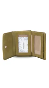 Billetera mediana de símil cuero amarillo, con solapa y broche a presión, compartimento con cierre y múltiples tarjeteros en el interior. Incluye caja de presentación estampada.
