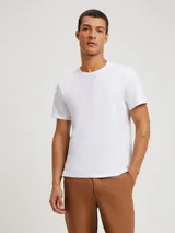 Camiseta celeste de corte slim, cuello redondo y manga corta.