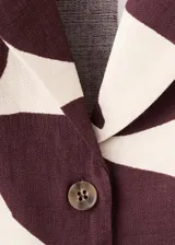 Camisa de manga corta con estampado de plumas y cuello camisero, con cierre frontal de botones.