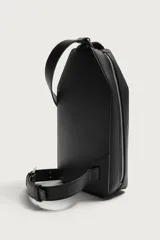 Bandolera vertical de diseño minimalista en color negro, con acabado texturizado. Cuenta con compartimento principal con cierre de cremallera, bolsillo frontal con cierre y asa de hombro ajustable.