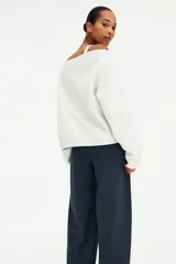 Pantalón azul marino de punto pesado, corte amplio y recto, con cintura elástica revestida y pliegues delanteros.