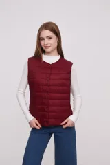 Chaleco acolchado color verde militar con cierre de botones a presión.