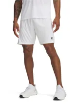 Short deportivo Under Armour de la línea Challenger, diseñado para fútbol. Presenta un corte estilizado, cintura elástica con cordón interno y el logo de la marca en la parte inferior de la pierna izquierda.