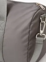 Bolso deportivo tipo duffel bag, color gris liso, con asas de mano y correa ajustable para hombro.