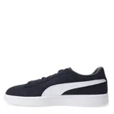Championes urbanos Puma modelo Smash 3.0, confeccionados en gamuza negra con la clásica franja lateral Formstrip en color blanco. Presentan cierre con cordones, logo de la marca en el lateral y lengüeta, y suela de goma blanca.