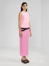 Falda midi marrón con textura plisada y corte recto.