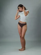 Colaless marrón de algodón elástico con bordes cortados a láser y logo de Calvin Klein estampado en la cadera.