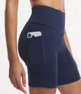 Bermuda deportiva de tiro alto con cintura ancha, confeccionada en tejido de poliamida y elastano. Diseño liso y ajustado, ideal para actividades físicas.