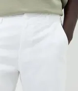 Bermuda masculina de corte slim confeccionada en sarga de algodón. Presenta un diseño de sastrería con cintura con trabillas, cierre tradicional y bolsillos laterales y traseros.