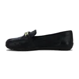 Mocasines de cuero negro con detalle de hebilla metálica dorada en el empeine, diseño clásico y suela plana.