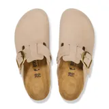 Zueco Boston de cuero color arena con hebilla grande dorada ajustable.