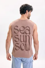 Musculosa marrón sin mangas con estampa tipográfica grande en la espalda que dice "sea sun soul" en tonos marrones más oscuros.