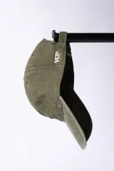 Gorra marrón de gabardina con efecto lavado y visera curva, de estilo clásico.