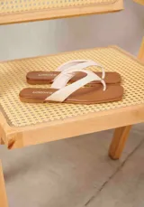 Sandalias bajas con punta cuadrada, base marrón y tiras anchas en color beige.