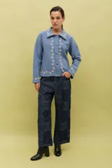 Pantalón de jean de tiro medio-alto y corte recto, con estampado tipo bandana en tono azul oscuro. Cuenta con bolsillos funcionales y largo al tobillo.