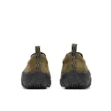 Mocasines slip-on Merrell Jungle Moc para hombre, confeccionados en gamuza color verde militar con suela gruesa de goma negra. Cuentan con elásticos laterales para facilitar el calce y presilla trasera.