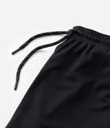 Bermuda deportiva masculina de color azul marino, con cintura elástica y cordón ajustable, bolsillos laterales con cierre y tecnología Dry para mayor transpirabilidad.