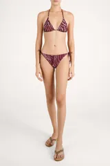 Bombacha de bikini con diseño de estampado animal print en tonos bordó y rosado, con tiras laterales ajustables y detalle de cuentas decorativas en los extremos.