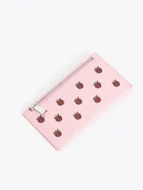 Billetera rectangular de cuero vacuno color rosado, con estampado de frambuesas y doble cierre superior.