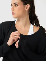 Polera de manga larga color negro, confeccionada en modal, con cuello redondo y diseño de espalda abierta con detalle cruzado.