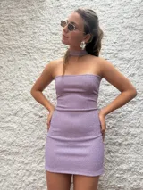 Minivestido lila de lurex, strapless con choker al cuello. Se puede usar strapless o con escote halter.