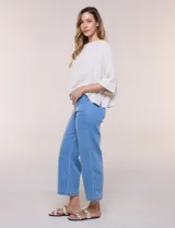Jegging crop de estilo pull-on confeccionado en denim con elasticidad para un calce adaptable, cintura ancha totalmente elastizada, bolsillos simulados pespunteados y pierna de corte recto con largo tobillero.